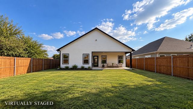 302 W Pine Street, Whitewright, TX 75491