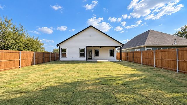 302 W Pine Street, Whitewright, TX 75491