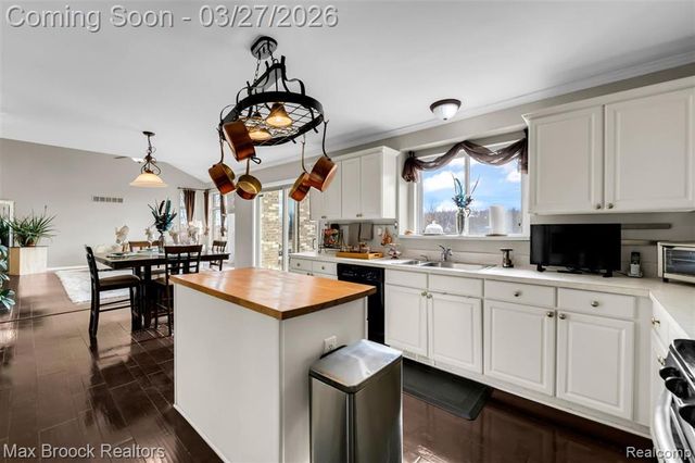 1086 Williamson Circle, Pontiac, MI 48340