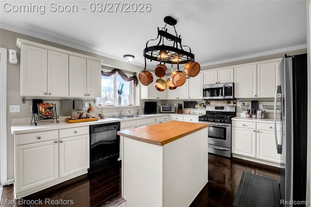 1086 Williamson Circle, Pontiac, MI 48340