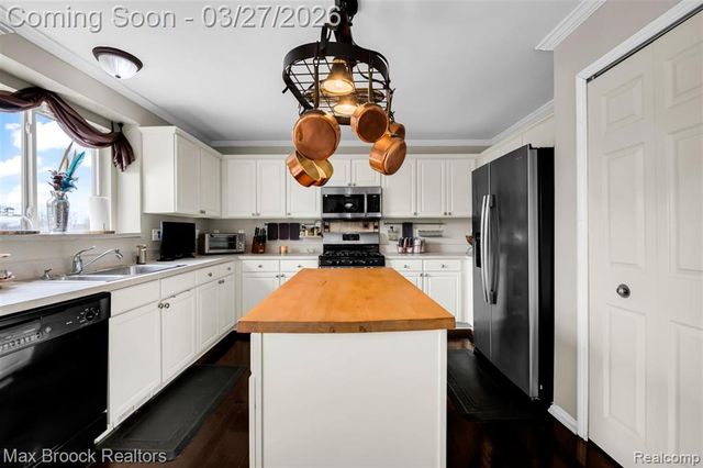 1086 Williamson Circle, Pontiac, MI 48340