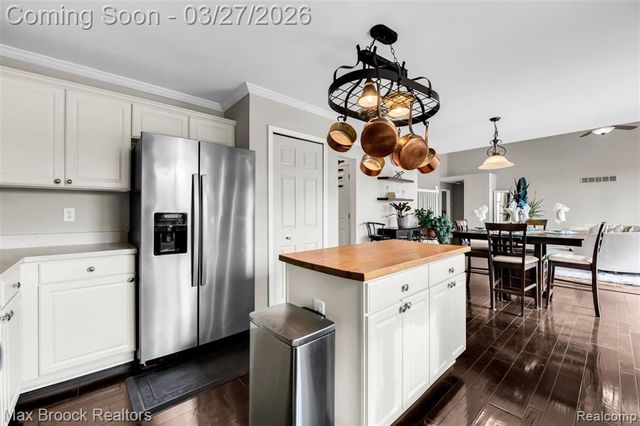 1086 Williamson Circle, Pontiac, MI 48340