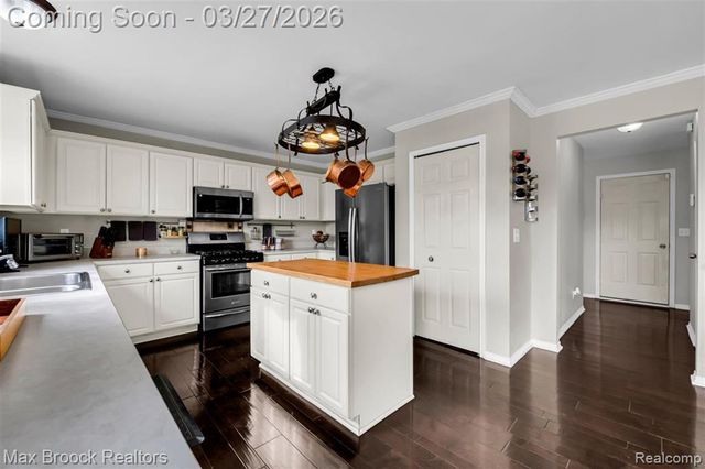 1086 Williamson Circle, Pontiac, MI 48340