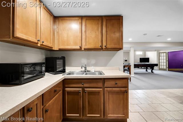 1086 Williamson Circle, Pontiac, MI 48340