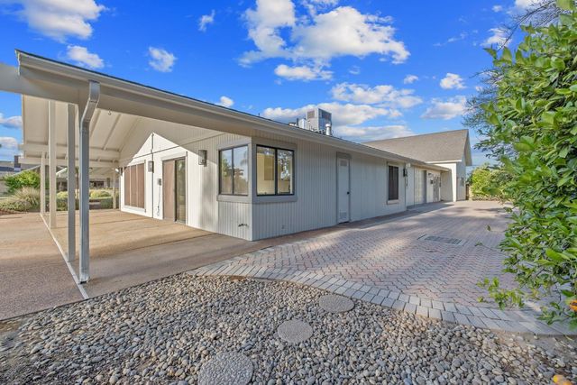 2033 Alluvial Avenue, Clovis, CA 93611
