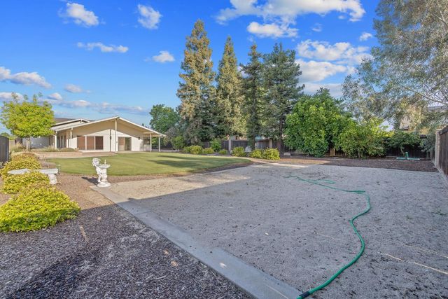 2033 Alluvial Avenue, Clovis, CA 93611