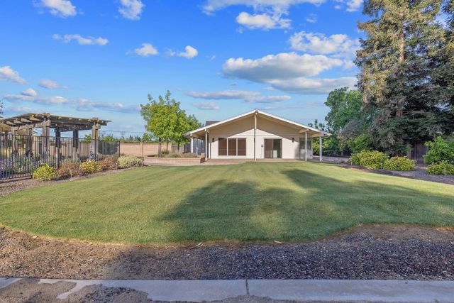 2033 Alluvial Avenue, Clovis, CA 93611