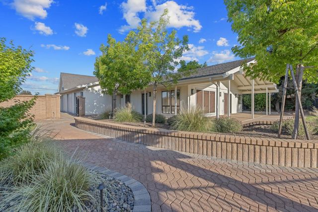 2033 Alluvial Avenue, Clovis, CA 93611