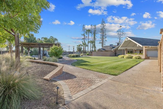 2033 Alluvial Avenue, Clovis, CA 93611