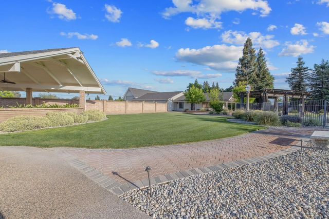 2033 Alluvial Avenue, Clovis, CA 93611