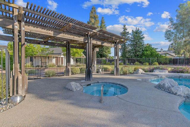 2033 Alluvial Avenue, Clovis, CA 93611