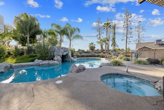 2033 Alluvial Avenue, Clovis, CA 93611