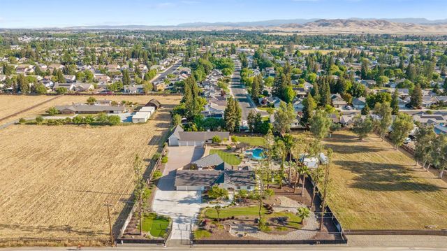 2033 Alluvial Avenue, Clovis, CA 93611