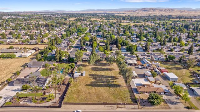 2033 Alluvial Avenue, Clovis, CA 93611