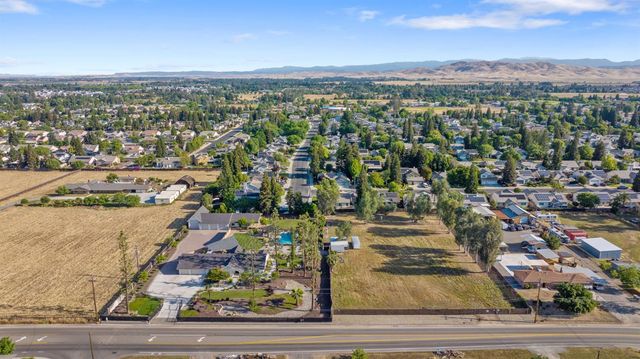 2033 Alluvial Avenue, Clovis, CA 93611