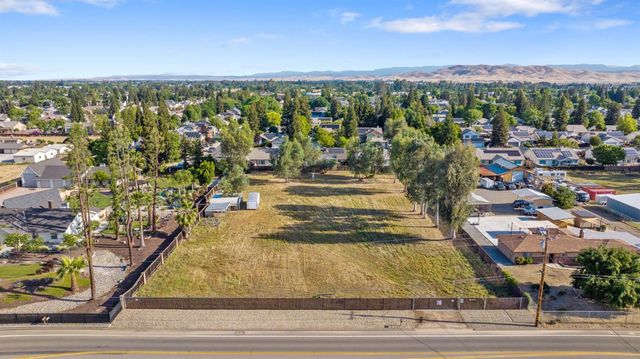 2033 Alluvial Avenue, Clovis, CA 93611