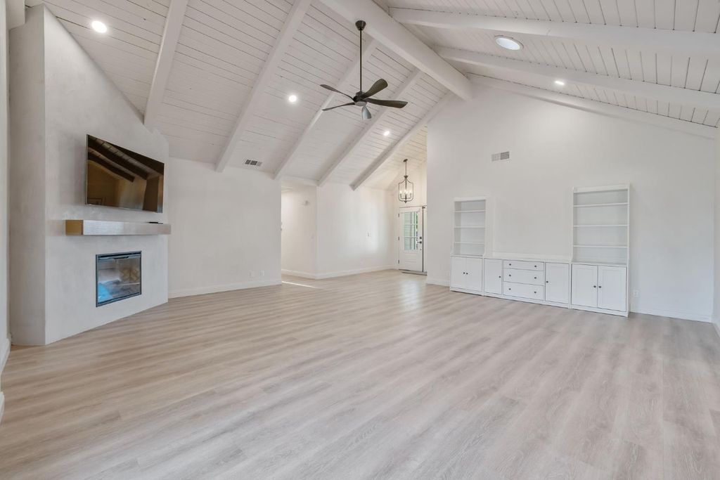 Image 10 of property listing at 2033 Alluvial Avenue, Clovis, CA 93611