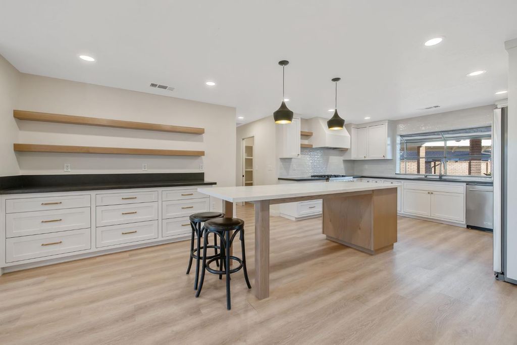 Image 12 of property listing at 2033 Alluvial Avenue, Clovis, CA 93611