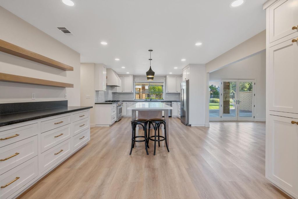 Image 13 of property listing at 2033 Alluvial Avenue, Clovis, CA 93611