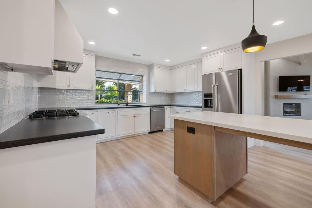 Image 14 of property listing at 2033 Alluvial Avenue, Clovis, CA 93611