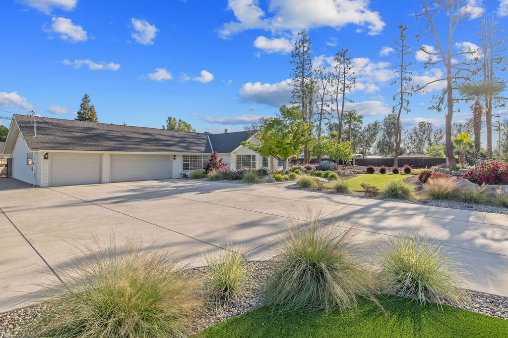 Image 2 of property listing at 2033 Alluvial Avenue, Clovis, CA 93611