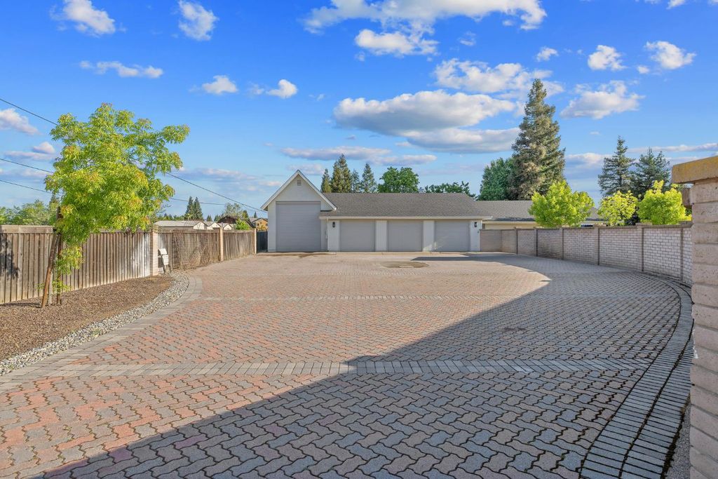 Image 4 of property listing at 2033 Alluvial Avenue, Clovis, CA 93611