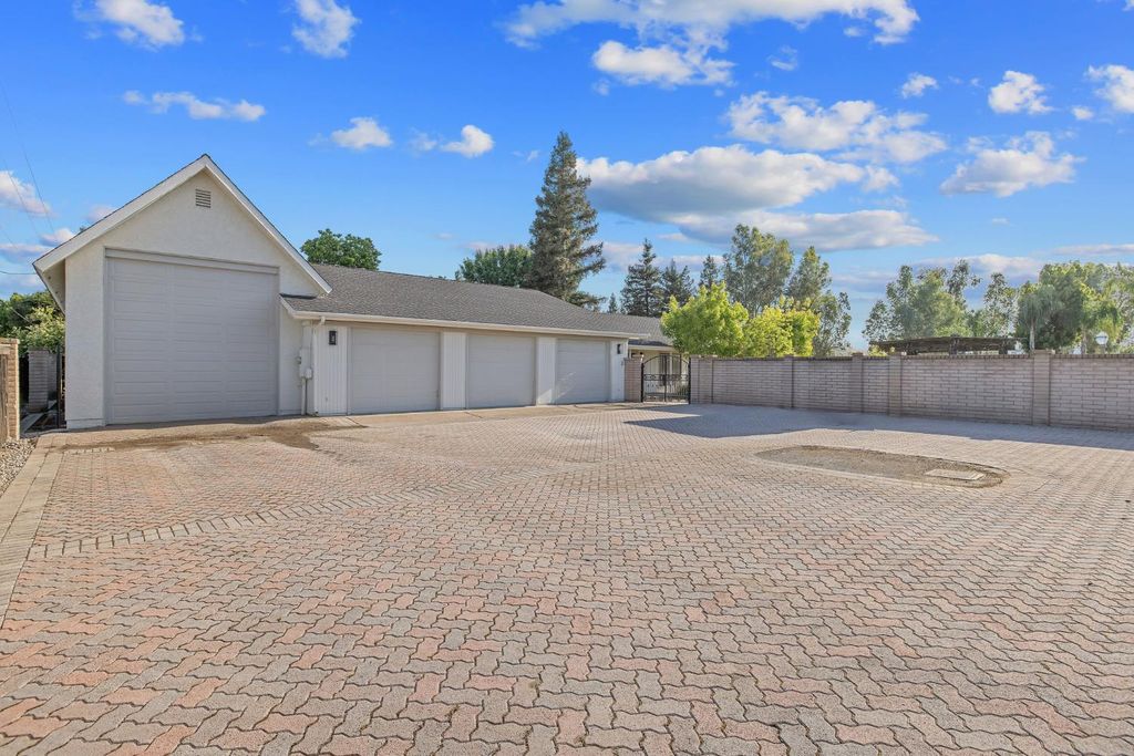 Image 53 of property listing at 2033 Alluvial Avenue, Clovis, CA 93611