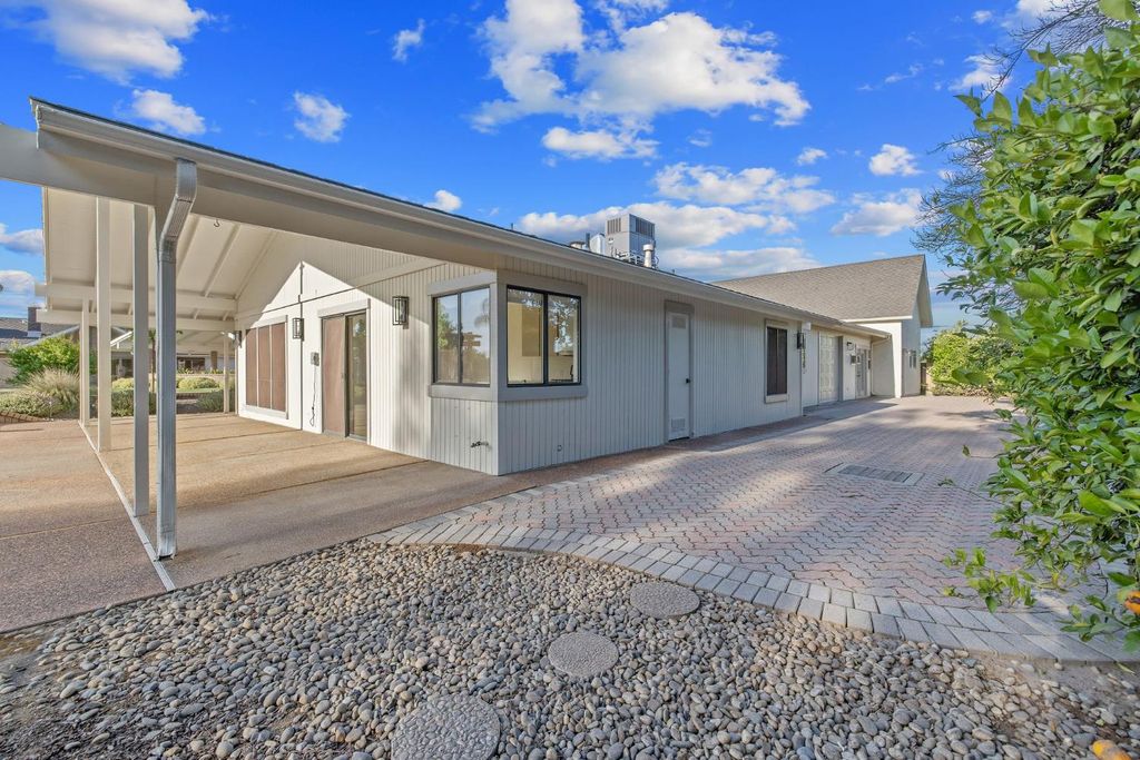 Image 55 of property listing at 2033 Alluvial Avenue, Clovis, CA 93611