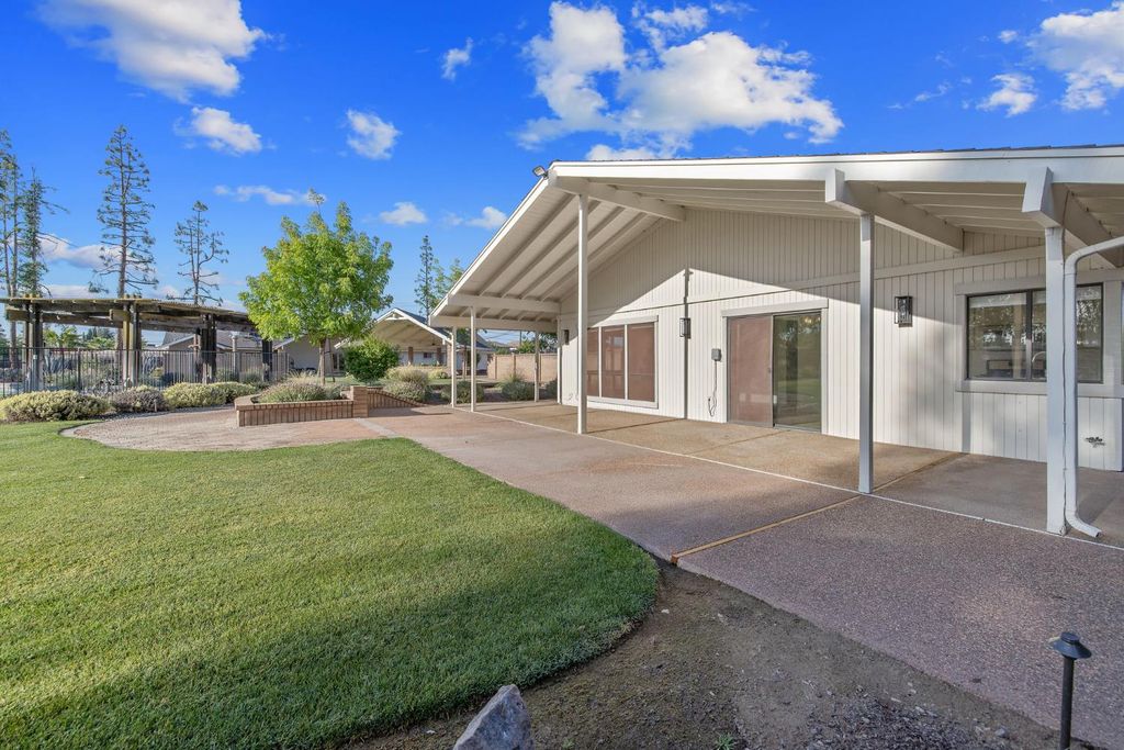Image 57 of property listing at 2033 Alluvial Avenue, Clovis, CA 93611