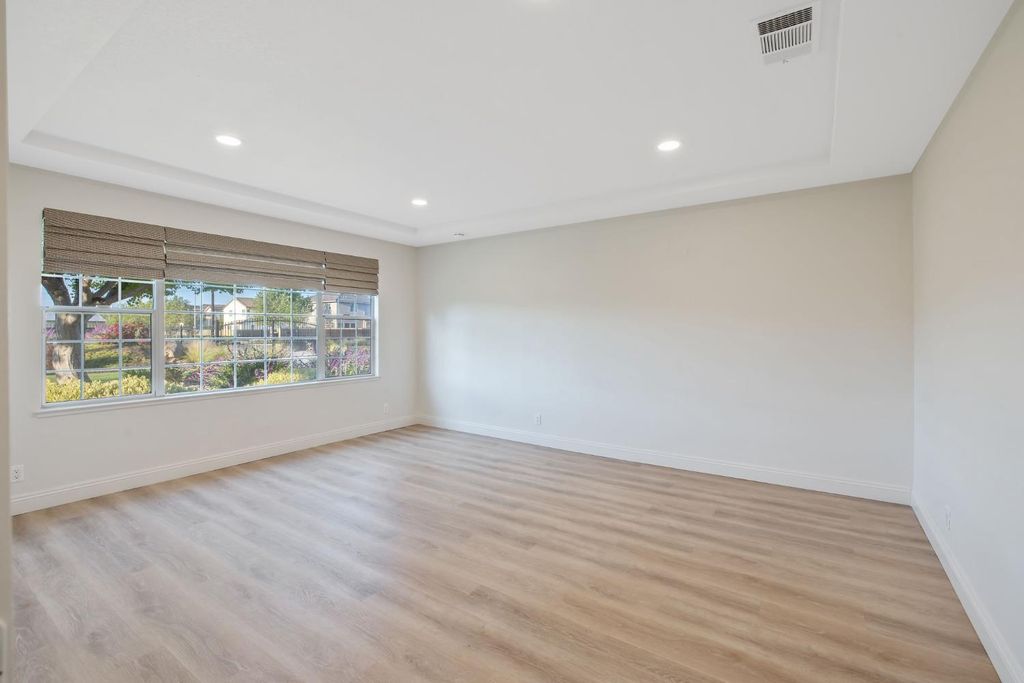 Image 6 of property listing at 2033 Alluvial Avenue, Clovis, CA 93611