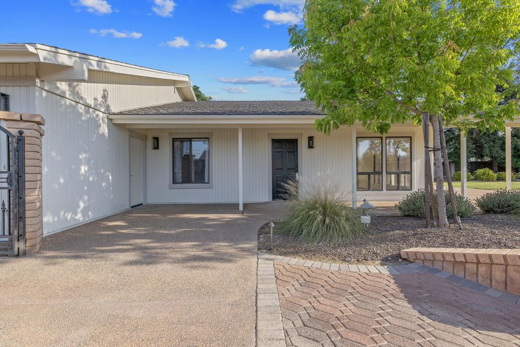 Image 61 of property listing at 2033 Alluvial Avenue, Clovis, CA 93611