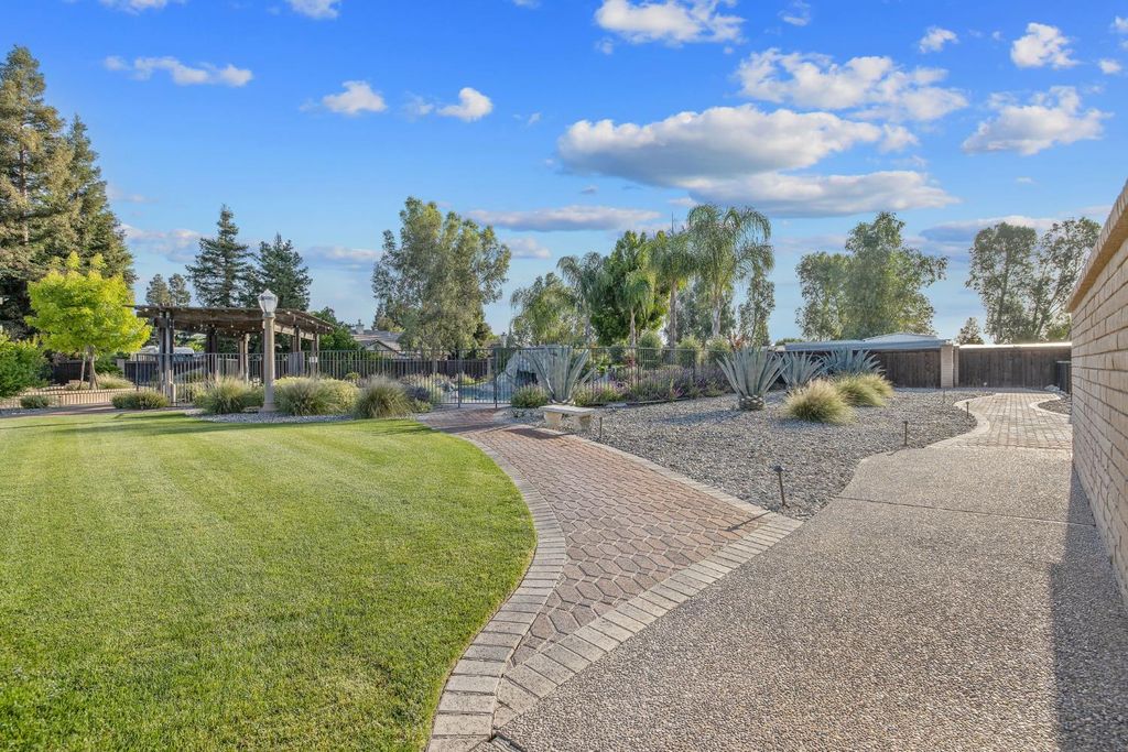 Image 67 of property listing at 2033 Alluvial Avenue, Clovis, CA 93611
