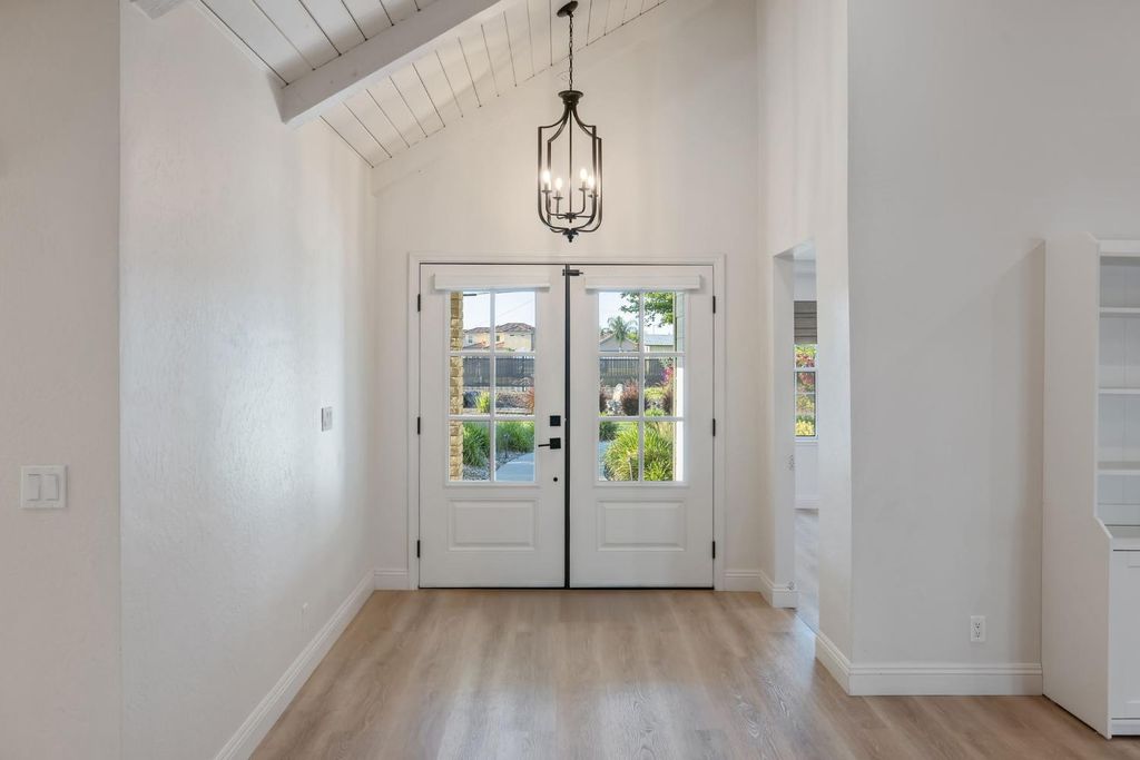 Image 7 of property listing at 2033 Alluvial Avenue, Clovis, CA 93611