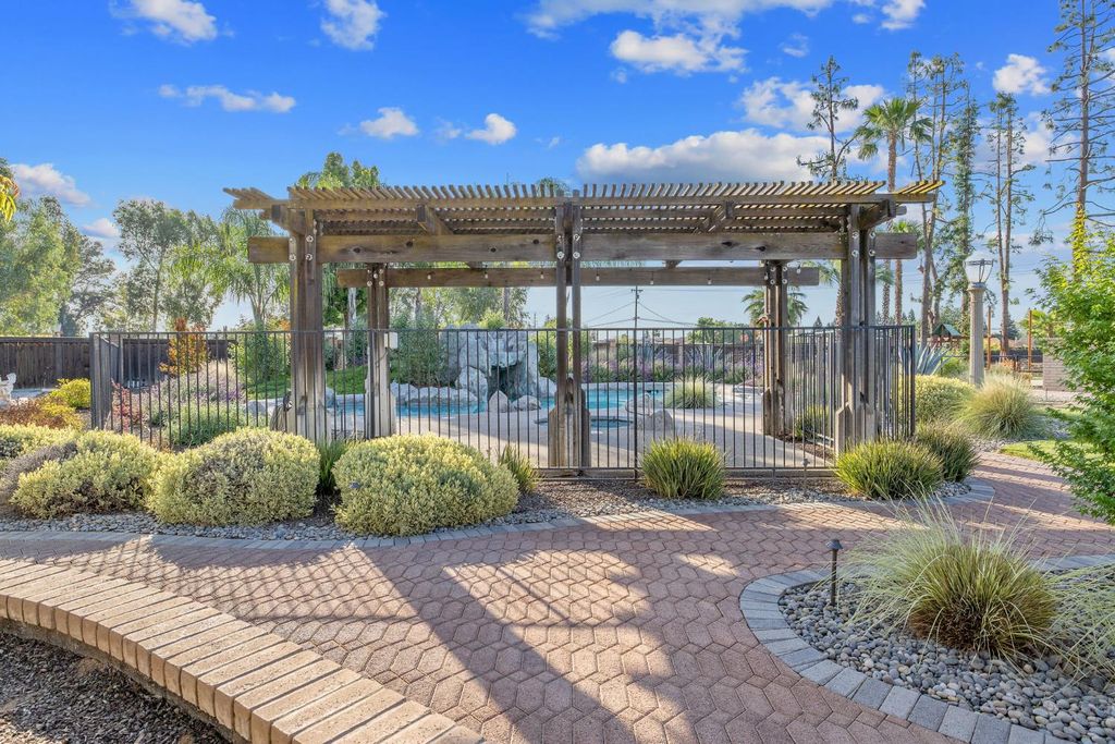 Image 74 of property listing at 2033 Alluvial Avenue, Clovis, CA 93611