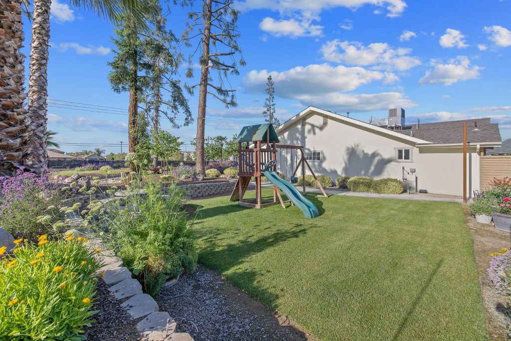Image 84 of property listing at 2033 Alluvial Avenue, Clovis, CA 93611