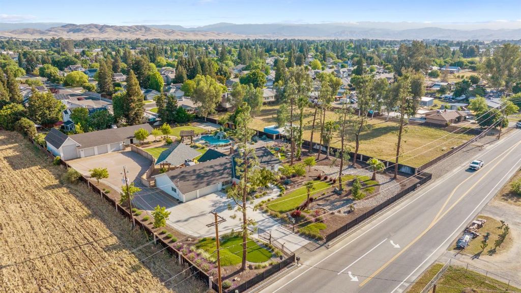 Image 88 of property listing at 2033 Alluvial Avenue, Clovis, CA 93611