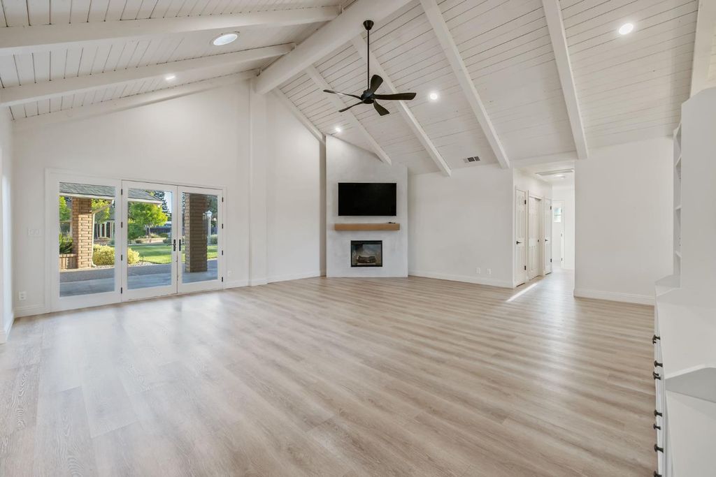 Image 9 of property listing at 2033 Alluvial Avenue, Clovis, CA 93611