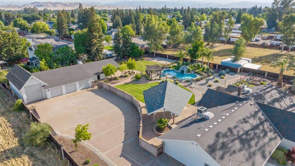 Image 90 of property listing at 2033 Alluvial Avenue, Clovis, CA 93611