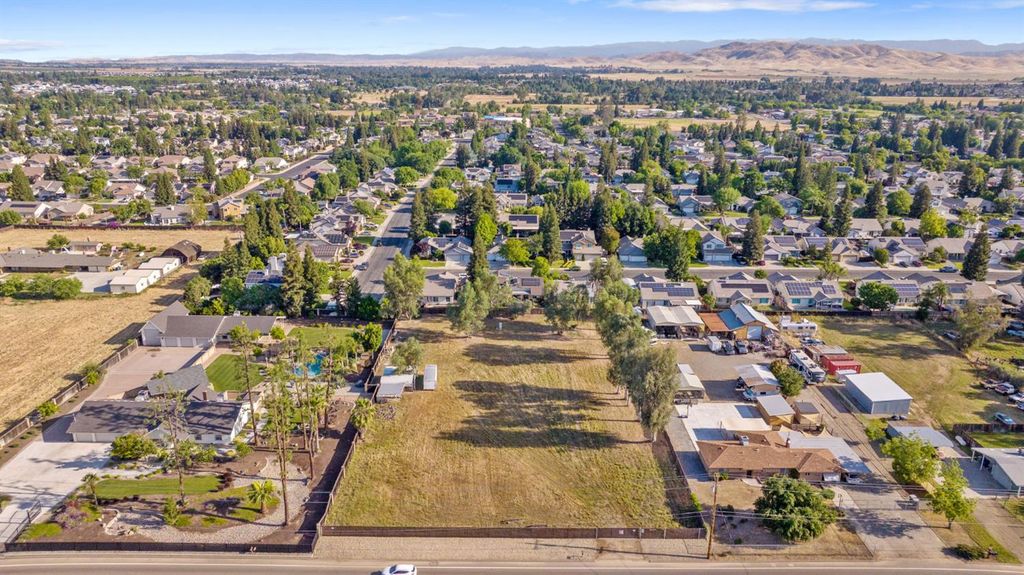 Image 94 of property listing at 2033 Alluvial Avenue, Clovis, CA 93611