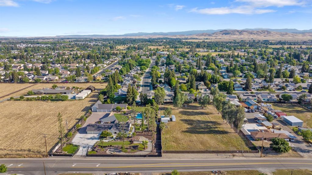 Image 95 of property listing at 2033 Alluvial Avenue, Clovis, CA 93611