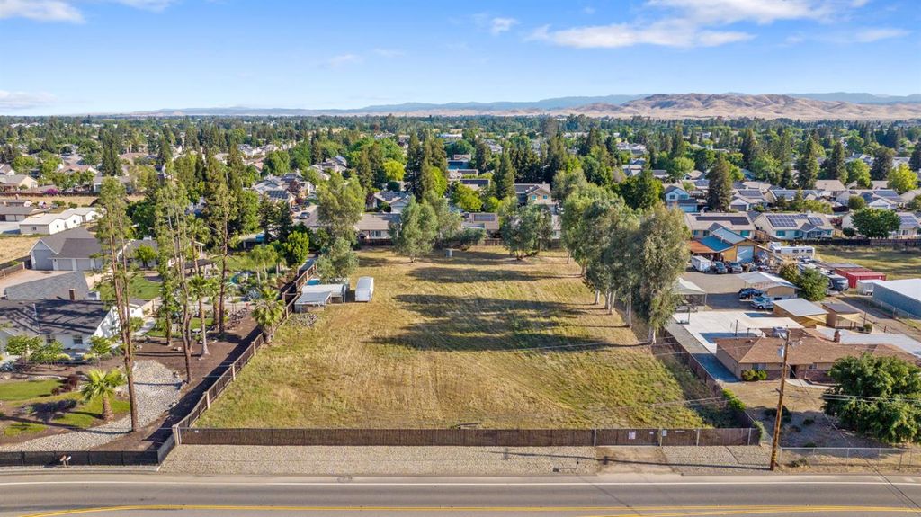 Image 96 of property listing at 2033 Alluvial Avenue, Clovis, CA 93611