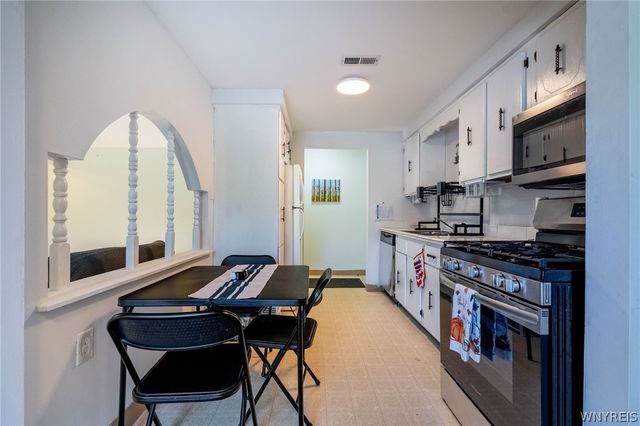 132 Harrogate Sq E, Amherst, NY 14221