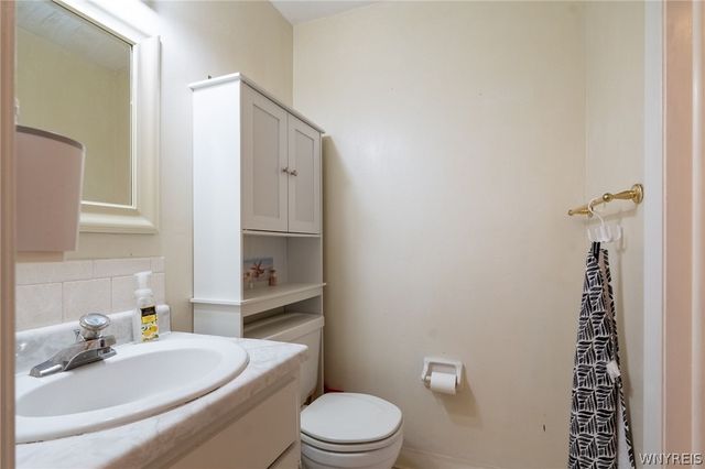 132 Harrogate Sq E, Amherst, NY 14221