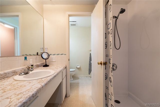 132 Harrogate Sq E, Amherst, NY 14221