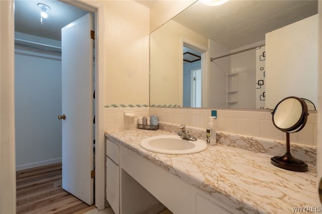 132 Harrogate Sq E, Amherst, NY 14221