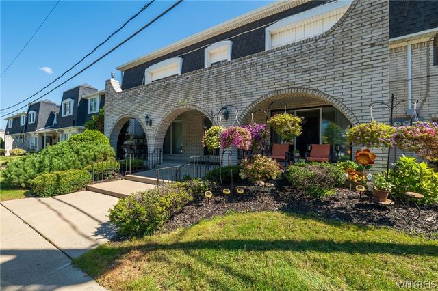 132 Harrogate Sq E, Amherst, NY 14221