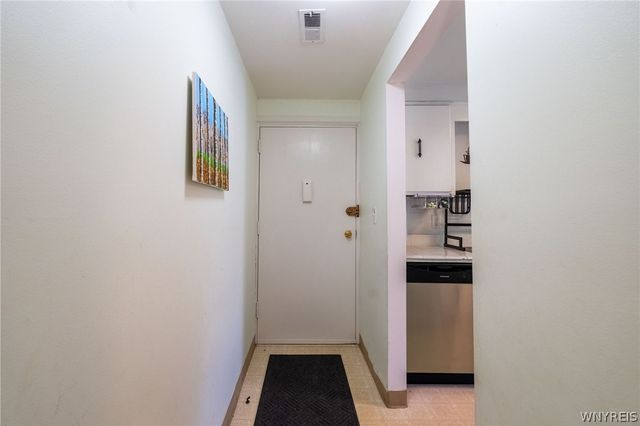132 Harrogate Sq E, Amherst, NY 14221