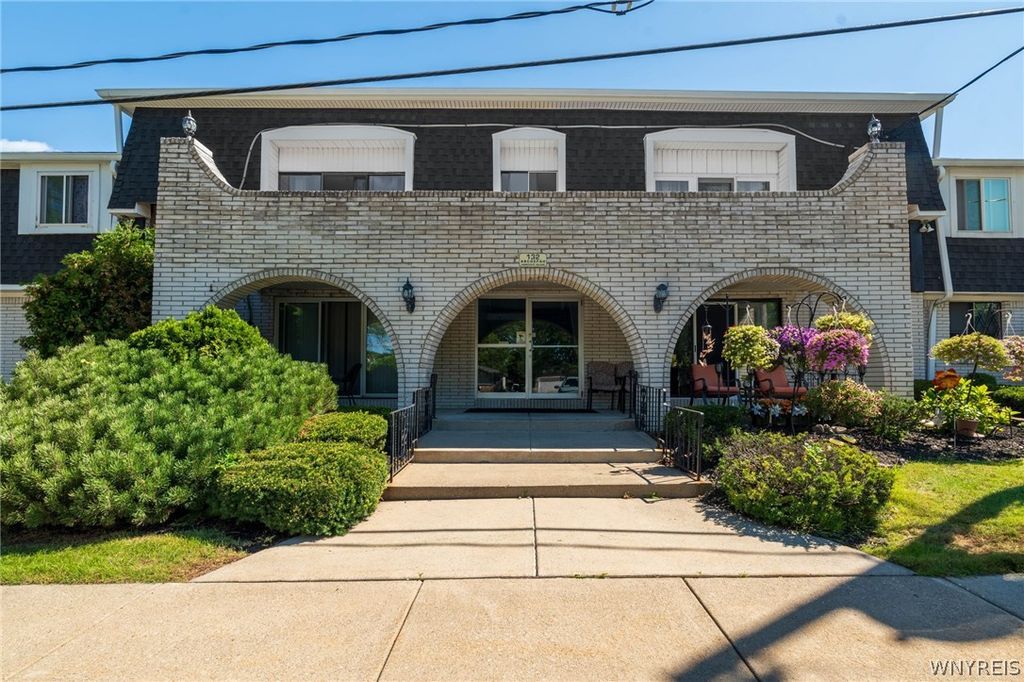 132 Harrogate Sq E, Amherst, NY 14221