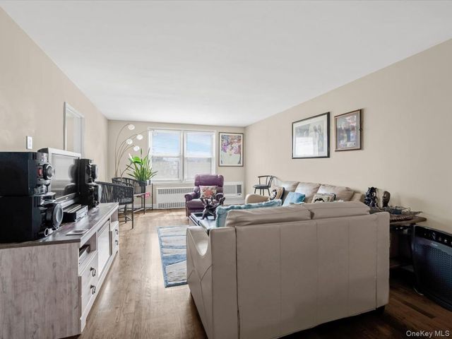 530 Dubois Avenue 2C, Valley Stream, NY 11581
