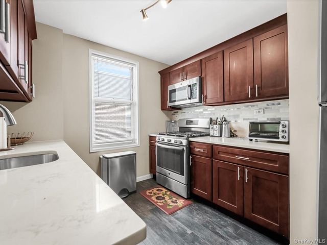 530 Dubois Avenue 2C, Valley Stream, NY 11581